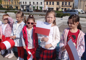 Dziewczynki z flagami Polski